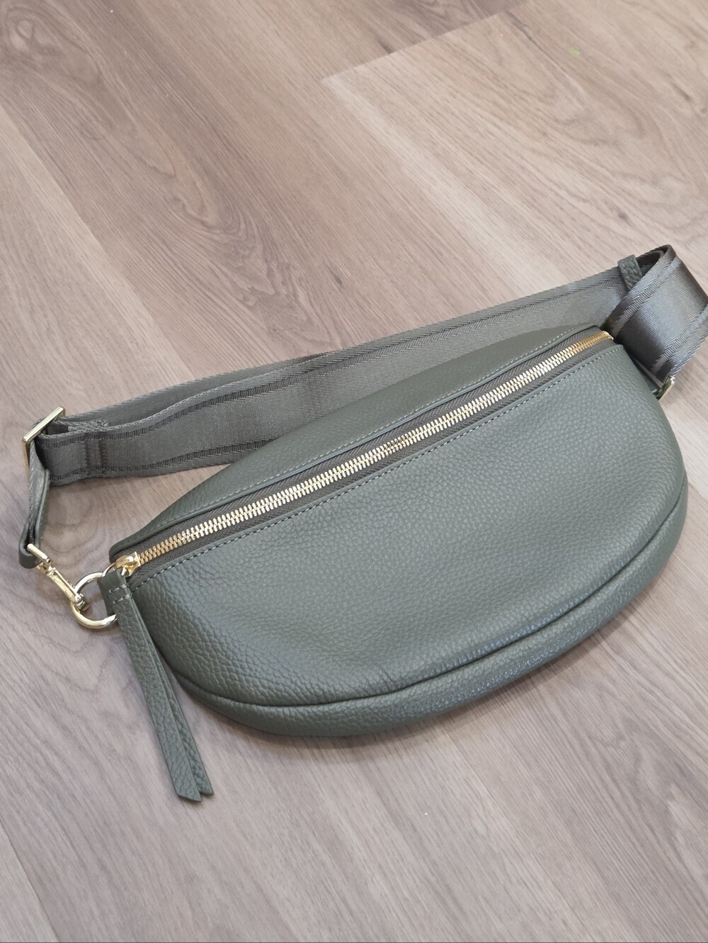 Quince Unisex Italian Pebbled Leather Sling Bag Olive Minimalist Quiet Luxury - Picture 5 of 11